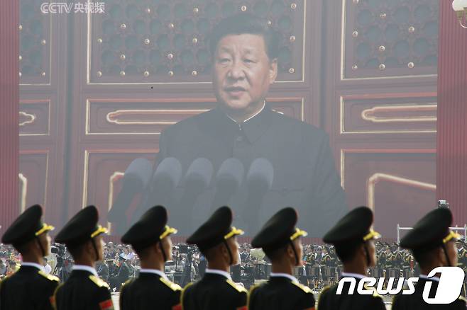 2019년 10월 1일(현지시간) 베이징 톈안먼 광장에서 중국 건국 70주년을 맞아 인민해방군이 열병식서 시진핑 국가주석의 연설을 듣고 있다. © 로이터=뉴스1 © News1 우동명 기자