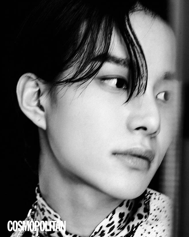 카디건 가격미정 보테가 베네타, 목걸이 39만원 포트레이트 리포트, 스카프 스타일리스트 소장품.