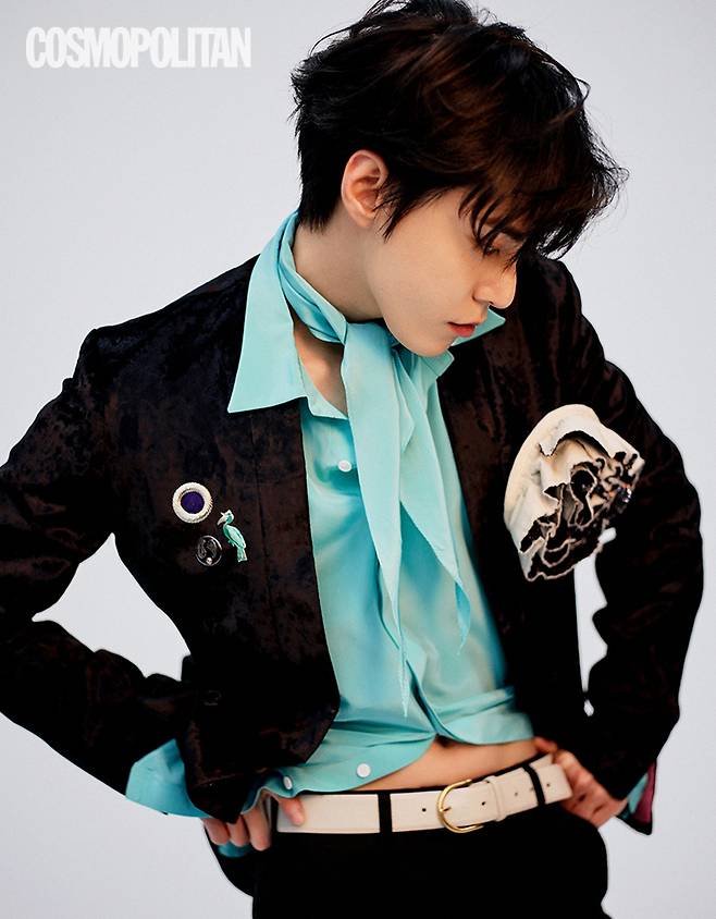 재킷, 셔츠, 스카프 모두 가격미정 르메데크, 브로치 20만원 토가 비릴리스, 코르사주 16만 8천원 바퀘라, 벨트 51만7천5백원 생 로랑, 팬츠 스타일리스트 소장품.