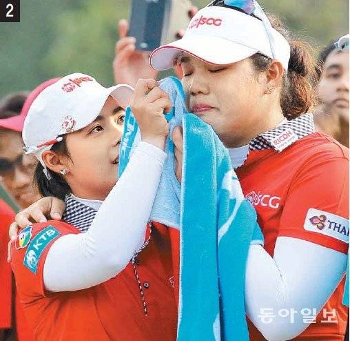 [2] 2013년 LPGA투어 혼다 타일랜드 마지막 홀에서 트리플 보기를 해 다 잡은 우승을 놓친 에리야 쭈타누깐(오른쪽)이 눈물을 흘리자 언니 모리야가 위로하고 있다. 동아일보DB