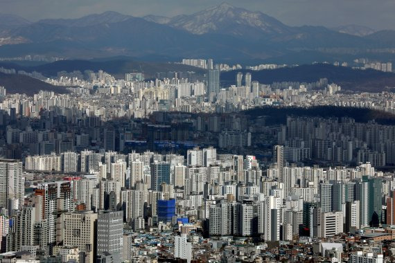 서울 중구 N서울타워 전망대에서 바라본 서울 시내 아파트 모습. 뉴시스 제공