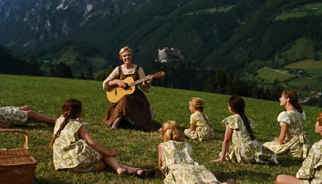 영화 '사운드 오브 뮤직'에서 가정교사 마리아(줄리 앤드루스)가 기타를 치며 아이들에게 '도레미송'을 가르쳐주고 있다. 팝엔터테인먼트 제공