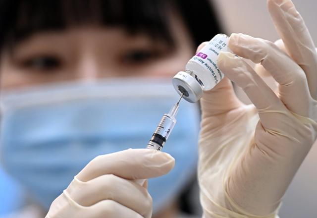 5일 경기 수원시 한 병원에서 의료진이 코로나19 아스트라제네카(AZ) 백신을 주사기에 담고 있다. 수원=뉴시스