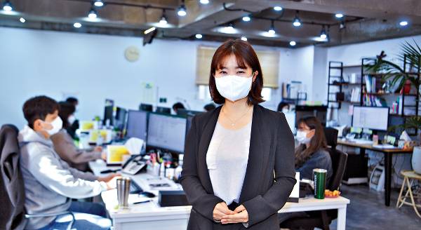 정윤선 윤선디자인 대표가 지난달 25일 서울 성동구 윤선디자인 사무실에서 환하게 웃고 있다. 신석현 인턴기자
