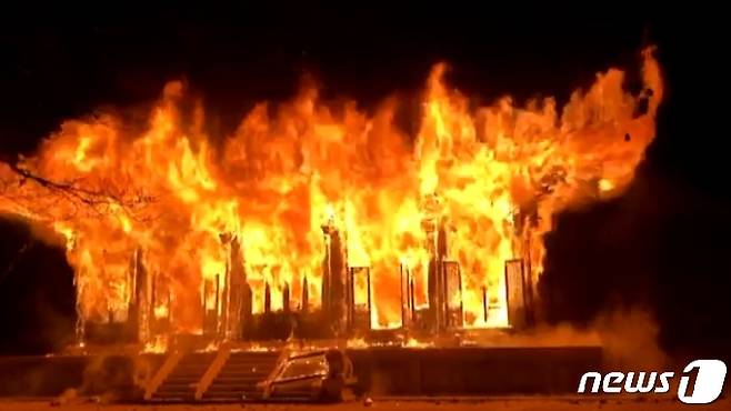 5일 오후 6시50분 전북 정읍시 내장산 안쪽에 자리잡은 내장사 대웅전에서 화재가 발생했다.(전북소방본부 제공)2021.3.5/뉴스1