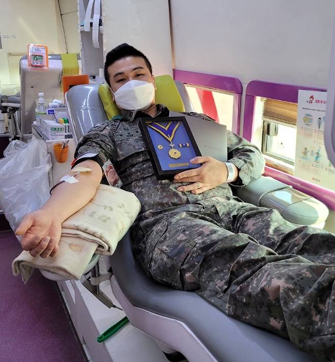 35사단 이순신여단 부안대대의 한인섭 상사가 지난 4일 헌혈 명예장을 가슴에 품고 100회째 헌혈을 하고 있다. 35사단 제공