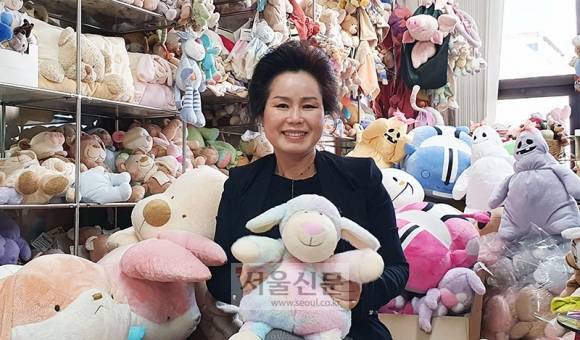 김갑연 토이테일즈 인형 병원 원장.