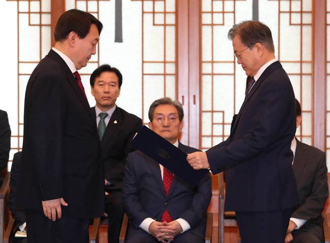 2019년 7월 25일 청와대 본관 충무실에서 문재인 대통령이 윤석열 신임 검찰총장에게 임명장을 수여하고 있다. 문 대통령은 이날 윤 신임 검찰총장에게 “우리 윤 총장님”이라고 부르며 각별함을 드러냈지만 3월 4일 윤 총장이 사의를 표명하자 한 시간여 만에 수리했다. [동아DB]