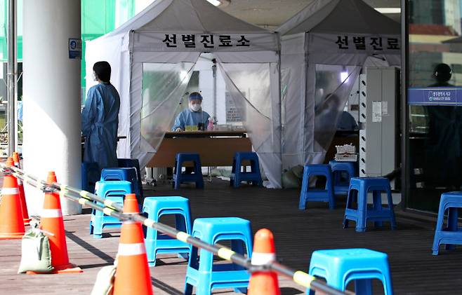 5일 광주 서구보건소 선별진료소에서 코로나19 검사를 받으려는 시민들의 발길이 뜸해 한산하다. 연합뉴스