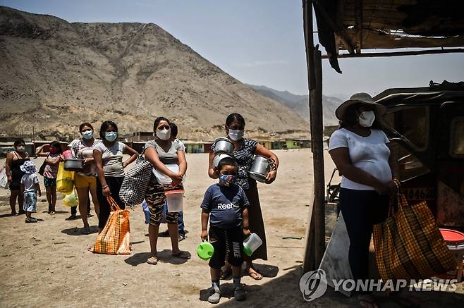 식량 지원을 받기 위해 줄을 선 페루 사람들 [AFP=연합뉴스 자료사진]