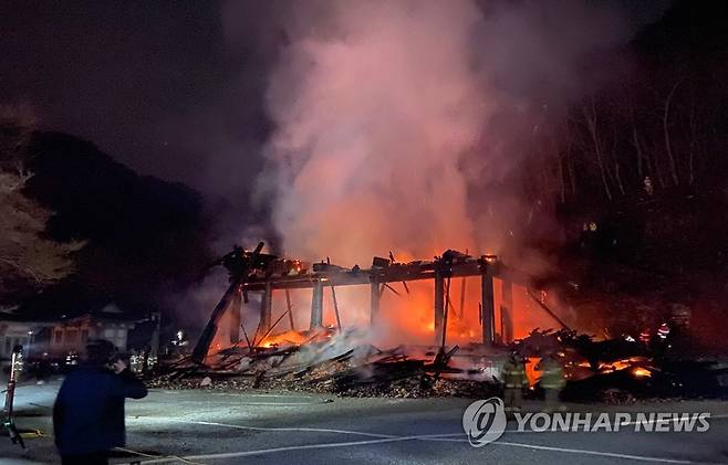 기둥만 남은 내장사 대웅전 (정읍=연합뉴스) 나보배 기자 = 5일 오후 6시 37분께 전북 정읍시 내장사 대웅전에서 방화로 추정되는 불이 나 대웅전이 전소됐다. 2021.3.5 warm@yna.co.kr