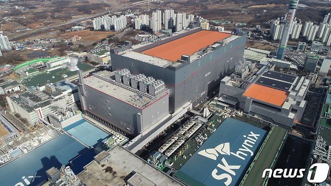 SK하이닉스가 1일 경기도 이천 본사에서 10나노급 D램 제품을 주로 생산할 M16 준공식을 개최했다. . (SK하이닉스 제공) 2021.2.1/뉴스1