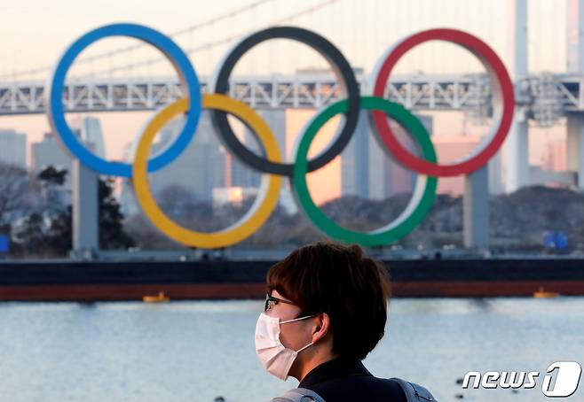 도쿄에서 올림픽 엠블럼의 모습. © 로이터=뉴스1