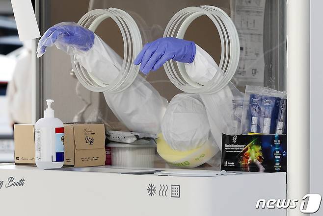 임시선별검사소에서 의료진이 지친 모습으로 잠시 휴식을 취하고 있다. /뉴스1 © News1 박지혜 기자