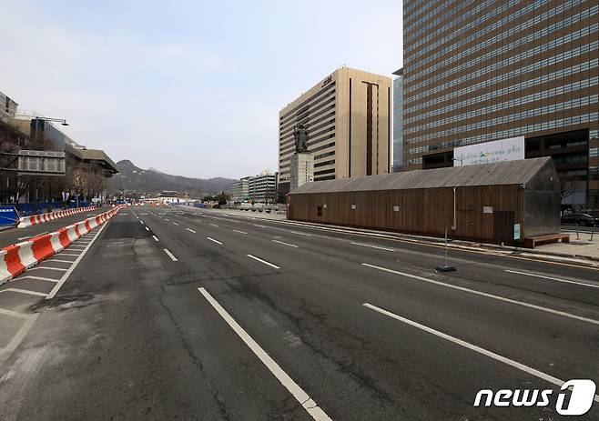 6일 서울 세종대로 광화문광장 서측차로(세종문화회관 앞)가 폐쇄돼 있다. 2021.3.6/뉴스1 © News1 구윤성 기자