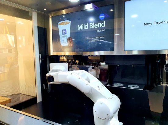 비트코퍼레이션의 3세대 로봇 바리스타 '비트3X'가 주문을 받고 커피를 내리고 있다. [사진 = 이준형 기자]