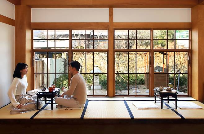 남해 죽방렴 멸치 등과 미역, 다시마 등 해조류 등 특산품을 감각적으로 포장해 전시, 판매하는 '앵강마켓'. 한쪽에선 차 한잔의 여유가 기다린다. / 양수열 영상미디어 기자