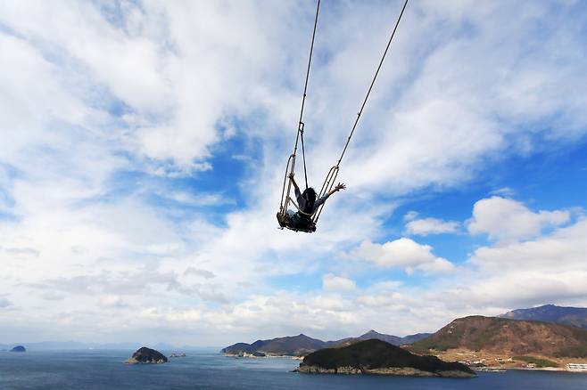 지난해 11월 경남 남해군 미조면 해안가에 들어선 '설리 스카이 워크'의 '하늘 그네'. 바다 위 상공에서 하늘을 나는 듯한 짜릿한 기분을 만끽할 수 있다. / 양수열 영상미디어 기자