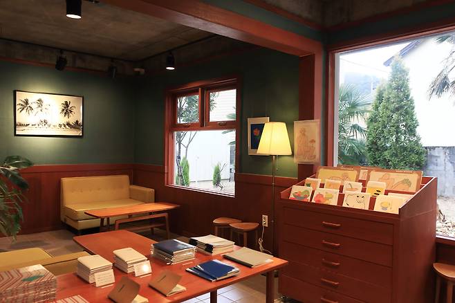 일러스트 엽서와 포스터 등 남해를 기반으로 활동하는 작가들이 만든 기념품이나 친환경 제품을 소개, 판매하는 편집숍 '초록스토어'. / 양수열 영상미디어 기자