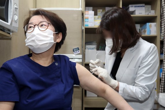 지난 3일 서울 용산구 백신접종 위탁 의료기관에서 인근 요양원 종사자가 신종 코로나바이러스 감염증(코로나19) 백신접종을 받고 있다. /사진=뉴시스