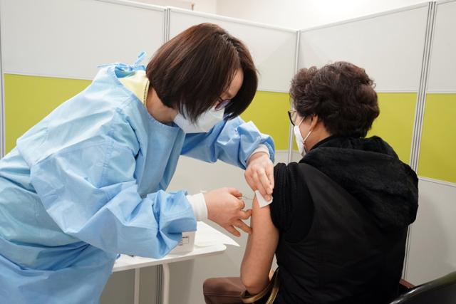 5일 서울 성북구 보건소에서 병원 종사자가 코로나19 백신을 접종하고 있다. 뉴시스