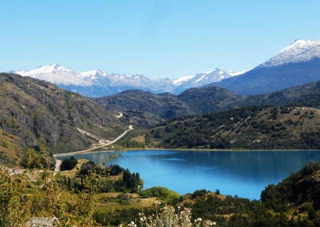 산을 하나 둘 넘을 때마다 숨바꼭질하듯 새로운 풍경에 취하게 되지만, 먼지 100% 환경을 피하려면 창문은 단단히 닫아야 한다. ⓒ강미승