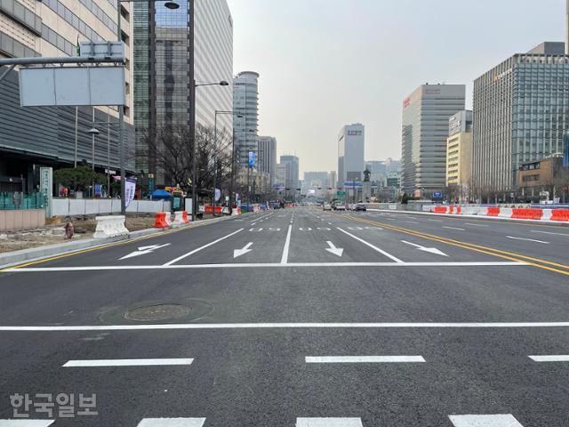 6일 오전 양방향 소통이 시작된 동쪽 세종대로가 한산하다. 서울시는 이날 0시를 기점으로 서쪽 세종대로를 폐쇄했다. 오지혜 기자