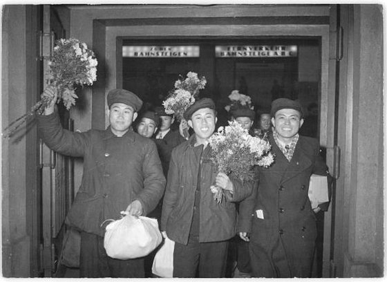 동독에 도착한 57명의 북한 유학생들. [사진 젤리거]