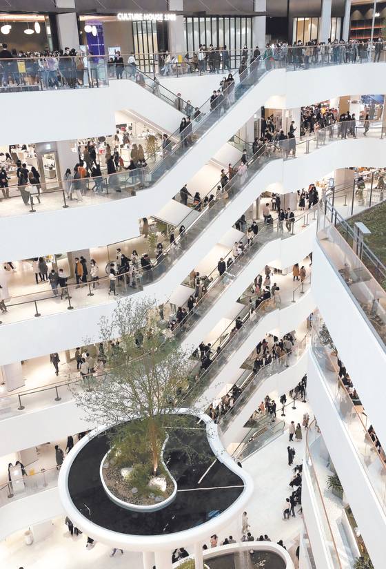 The Hyundai Seoul in Yeouido, western Seoul is crowded with customers on March 1. [NEWS1]