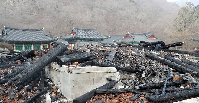 화재로 전소된 전북 정읍시 내장사의 대웅전이 완전히 무너져내린 6일 처참한 모습을 드러내고 있다. [연합]