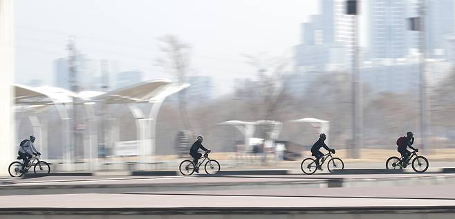 지속적인 한파가 꺾이고 전국적으로 포근한 봄 날씨를 보인 지난달 21일 서울시민들이 자전거를 타고 잠수교를 지나고 있다. [연합]