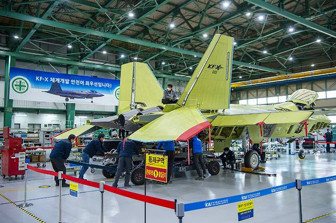 지난달 24일 경남 사천 한국항공우주산업(KAI) 사천공장에서 한국형전투기(KF-X) 시제1호기 조립 작업이 진행되고 있다. 국방일보 제공