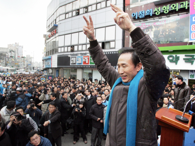2007년 12월 3일 경기도 의정부에서 거리 유세를 하던 이명박 당시 한나라당 대선 후보가 왼쪽 팔 부분에 계란을 맞은 후에도 지지자들에게 손을 들어 보이고 있다./연합뉴스