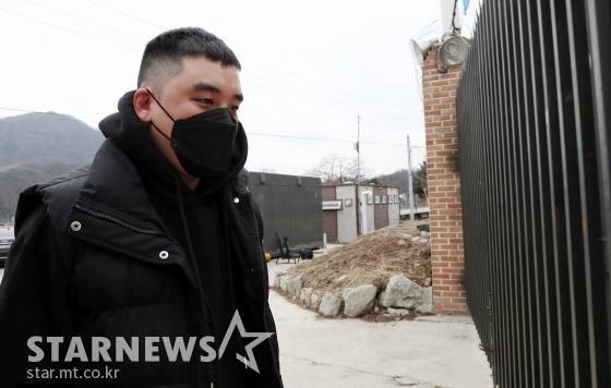 빅뱅의 전 멤버 승리(본명 이승현)가 버닝썬 사태 여파로 군 입대를 연기한 지 1년 만에 강원도 철원 6사단 신병교육대로 입소했다.승리는 코로나19 여파로 차량을 탄 채 6사단 정문까지 이동, 드라이브스루 형태로 신분을 확인한 뒤 입소장으로 들어갔다.짧은 머리에 마스크를 착용하고 검은색으로 통일한 입대 패션을 보인 승리는 신병교육대 앞에 마련됐던 포토라인에 서서 인사만 건네고 질문에는 답하지 않은 채 입소장으로 향했다.지난 1월 성매매 알선 및 상습 도박, 외국환거래법 위반, 업무 상 횡령, 증거인멸 교사, 식품위생법 위반 등의 혐의로 불구속 기소되며 진행된 승리의 재판은 군사법원으로 이관된다.&nbsp;한편, 이날 승리를 보러 온 팬들의 모습은 눈에 띄진 않았다. / 사진=김창현 기자 chmt@