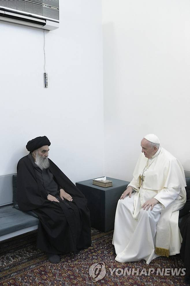 프란치스코 교황이 6일 이라크에서 이슬람 시아파 최고종교지도자 아야톨라 알리 알시스타니와 대화하고 있다. [AP=연합뉴스. 바티칸 제공. 재판매 및 DB 금지]