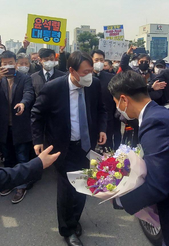 윤석열 전 검찰총장이 사퇴 전날인 지난 3일 오후 직원과의 간담회를 위해 대구고검과 지검을 방문한 자리에서 권영진 대구시장과 인사를 나누고 있다 (사진=연합뉴스)