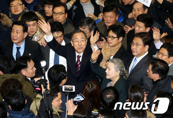 반기문 전 유엔사무총장이 지난 2017년 1월12일 귀국할 당시 모습. 당시 대권 주자로 급부상한 반 전 사무총장은 현실정치의 높은 벽에 막혀 귀국 3주 만에 대선 불출마를 선언했다. .2017.1.12/뉴스1 © News1 구윤성 기자