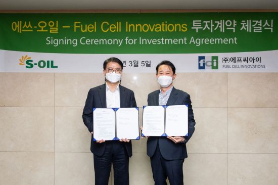 류열 에쓰오일 사장(왼쪽)과 이태원 FCI 대표가 지난 5일 서울 마포 에쓰오일 본사에서 투자계약을 맺은 뒤 기념촬영을 하고 있다.<에쓰오일 제공>