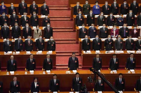 [베이징=AP/뉴시스]시진핑(가운데) 중국 국가주석이 5일 중국 베이징 인민대회당에서 열린 제13기 전국인민대표대회(NPC·전인대) 개막식에 참석해 국민의례를 하고 있다. 사진=뉴시스