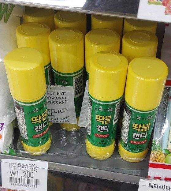 세븐일레븐에서 판매하는 '딱붙캔디'. 고체풀 딱풀과 모양이 유사하다. [사진 인터넷 커뮤니티 캡쳐]