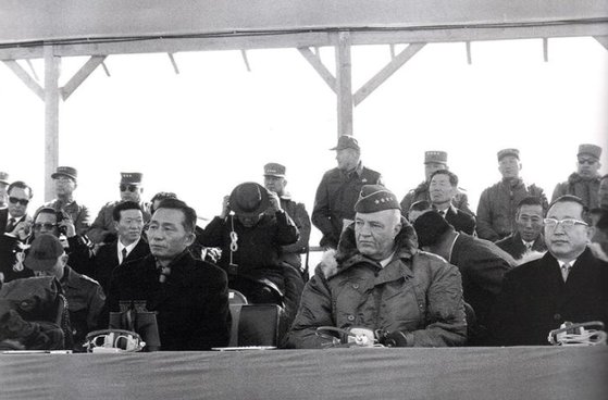 1969년 처음 열린 대규모 한미 연합 연습 현장을 방문한 박정희 대통령(왼쪽 첫번째)이 훈련을 살펴보고 있다. 중앙포토