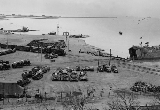 1953년 인천항에서 화물을 하역하는 모습. 인천항은 재탈환 후 중요한 물류 거점으로 사용되었다. [미 해군]