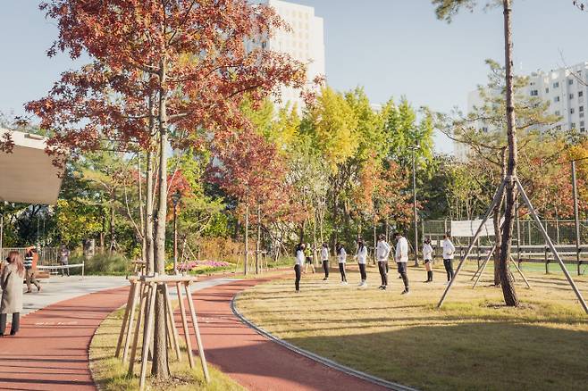 서울 중구 만리동 손기정체육공원에서 마스크를 쓴 시민들이 운동하기에 앞서 몸을 풀고 있다. 서울시 제공