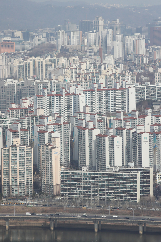 Apartment complexes in Seoul seen through the observatory at the 63 Building in Yeouido, western Seoul, on Sunday. The rise in prices of apartments in the capital city has been slowing as the sales price only rose by 0.13 percent as of March 5, down 0.01 percentage points compared to the previous week. [YONHAP]