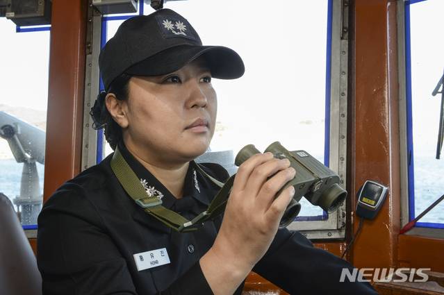 [서울=뉴시스] 박민석 기자 = 여군 최초 전방 해역을 수호하는 1000톤급 초계함 원주함장으로 취임한 홍유진 중령이 21일 함교에서 함정을 지휘하고 있다. (사진=해군본부 제공) 2020.12.21. photo@newsis.com