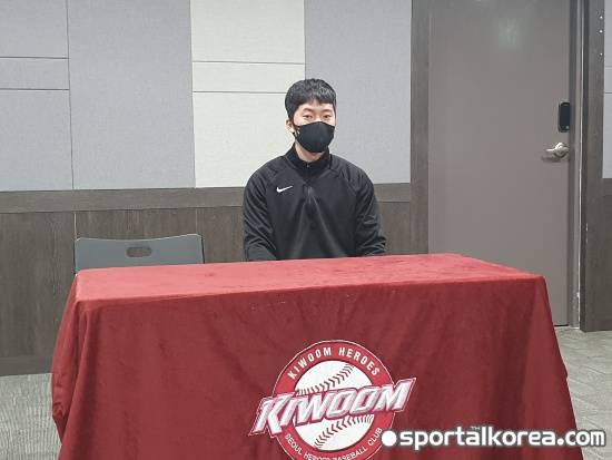 긴장된 모습으로 나타났지만, 첫 인터뷰답지 않은 달변을 자랑했다