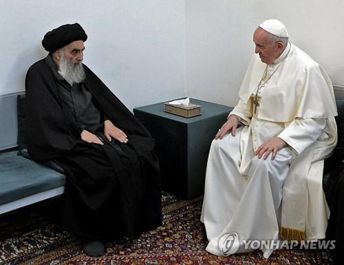 이슬람 시아파 최고 지도자 알시스타니(왼쪽)를 만난 프란치스코 교황 [AFP=연합뉴스]