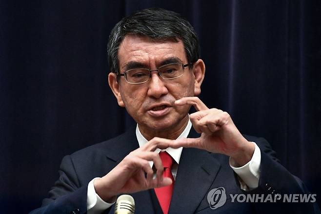 (도쿄 AFP=연합뉴스) 일본의 신종 코로나바이러스 감염증(코로나19) 백신 접종 책임자인 고노 다로 행정개혁 담당상이 지난달 16일 도쿄에서 기자회견을 열고 코로나19 백신 접종 계획을 발표하고 있다.