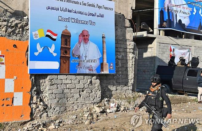 7일(현지시간) 이라크 모술에서 교황의 방문을 환영하는 표지판이 붙어있다. [AFP=연합뉴스]