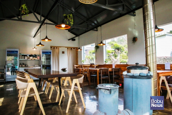 고바진의 모든 인테리어는 박신애 대표와 아버지 박계수 씨, 어머니 오인순 씨가 직접 했다. 식당 내부의 난로도 직접 만든 것이다.&nbsp;소장섭 기자&nbsp;ⓒ베이비뉴스